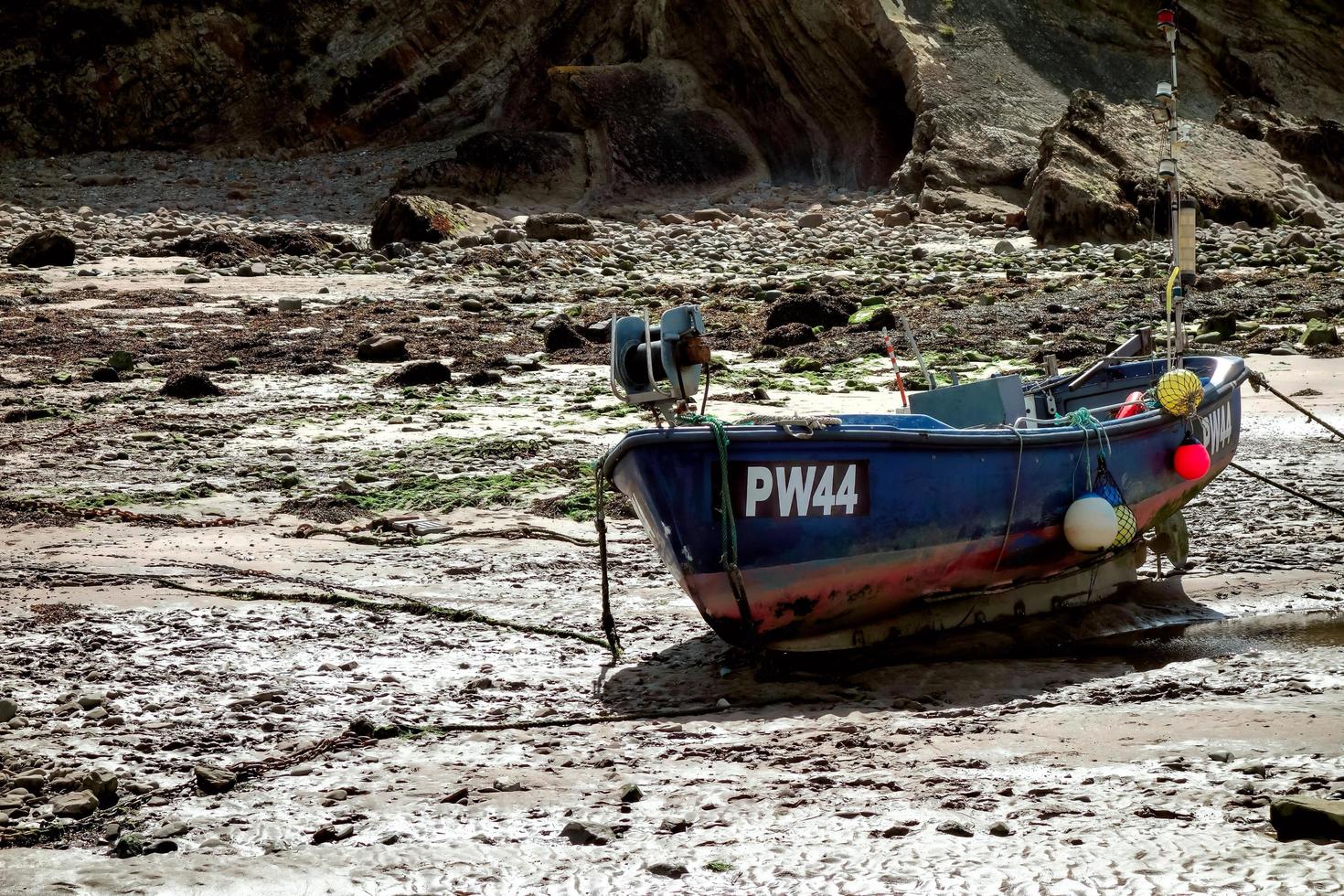 Bude, Cornwall, Storbritannien, 2013. fiskebåt strandade på sanden foto