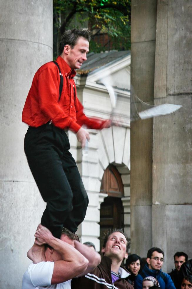 london, Storbritannien, 2005. jongleringknivar i Covent Garden foto