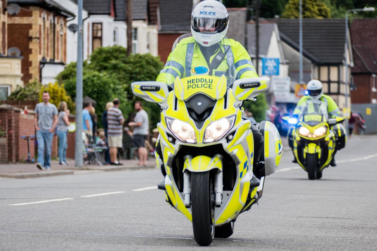 cardiff, wales, Storbritannien, 2015. polismotorcyklister vid velothon-cykelevenemanget foto