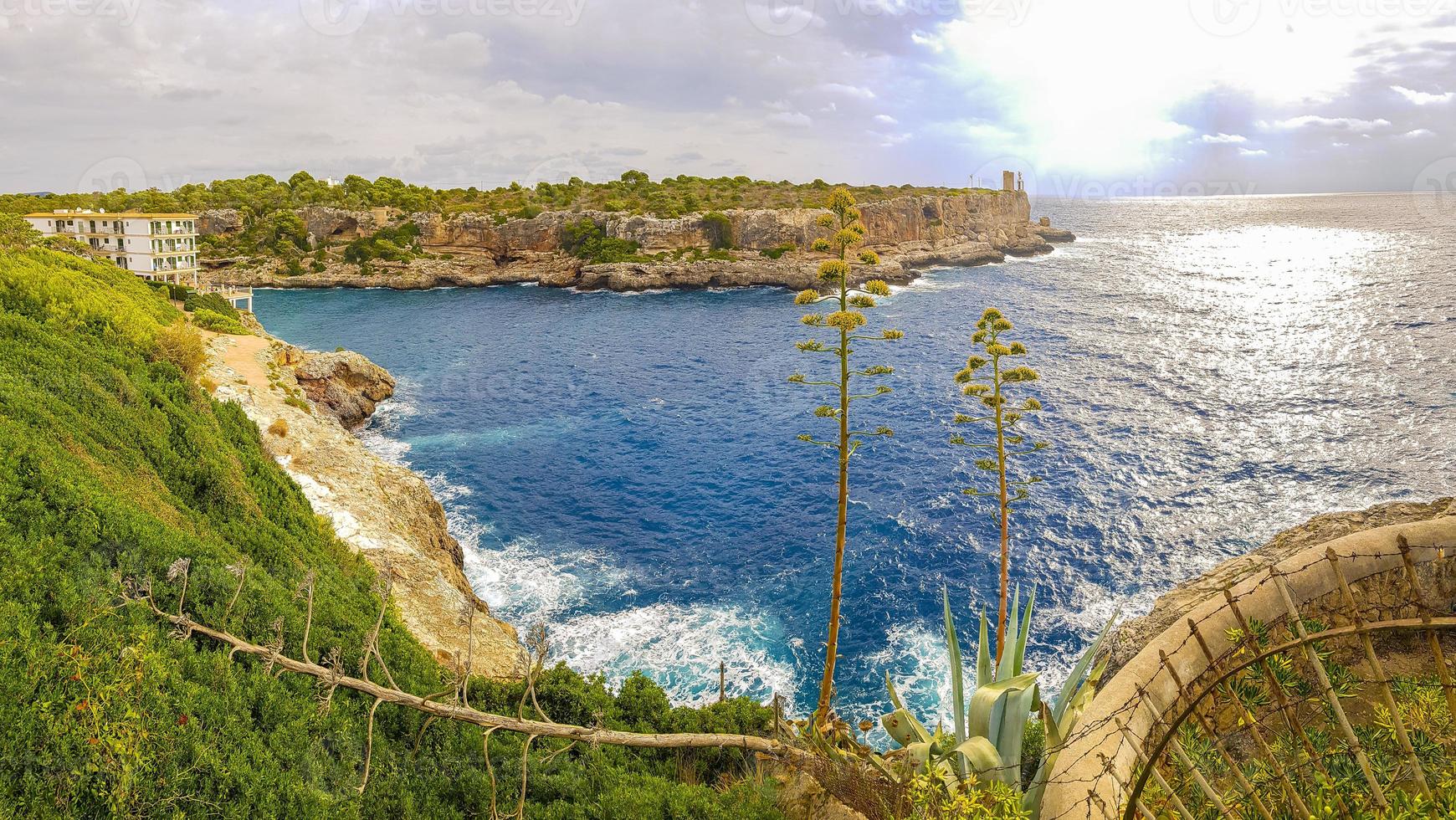 panoramautsikt över bukten och torre den beu cala figuera. foto