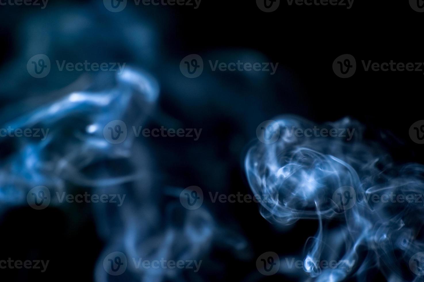 abstrakt bakgrund av rök eller dimma på svart bakgrund foto