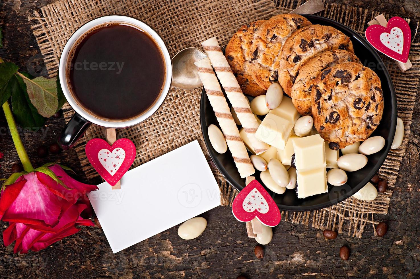 kopp kaffe med vit choklad, mandel och kakor foto