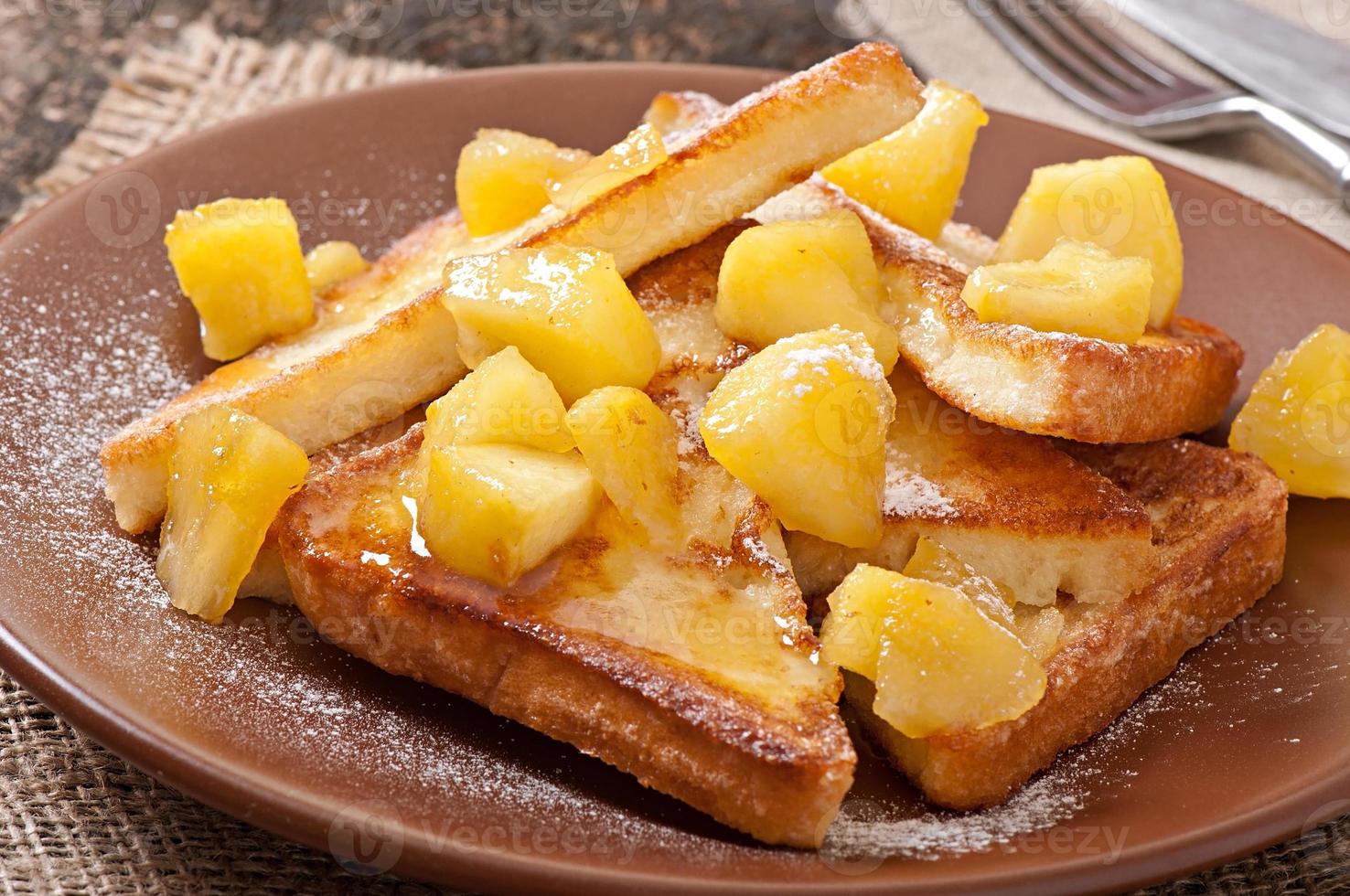 french toast med karamelliserade äpplen till frukost foto