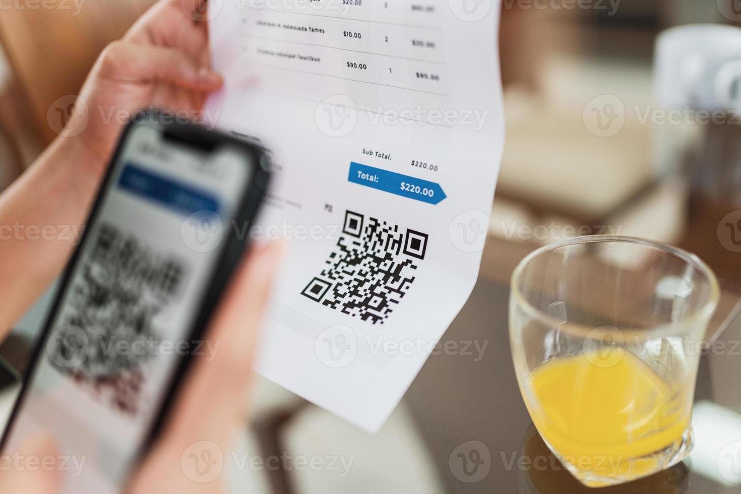 ny form för betalning av räkningar och räkningar i Brasilien. kvinna som håller mobiltelefon med pix-app med qr-kod, x närbild av skärmen. foto