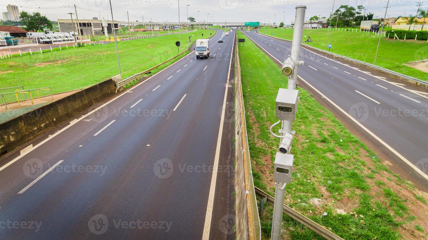 trafikradar med hastighetsövervakningskamera på en motorväg. foto