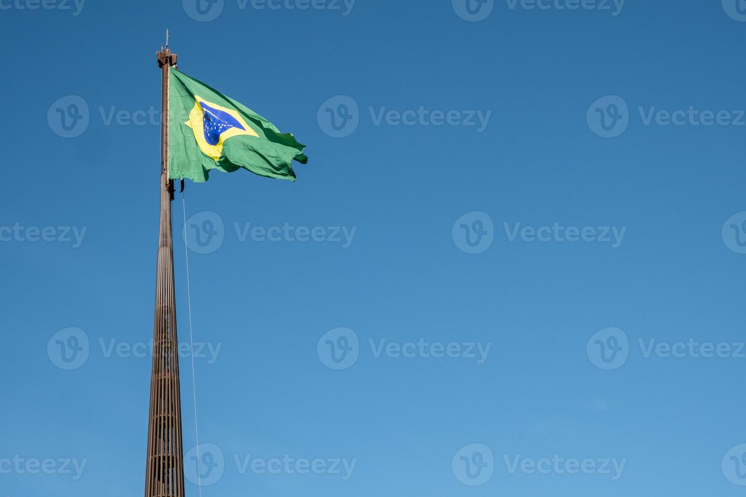 Brasiliens nationella flagga textiltyg tyg viftar på toppen foto