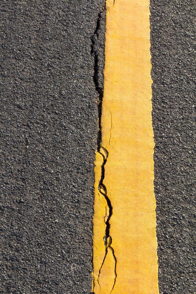 asfalt bruten gul linje foto