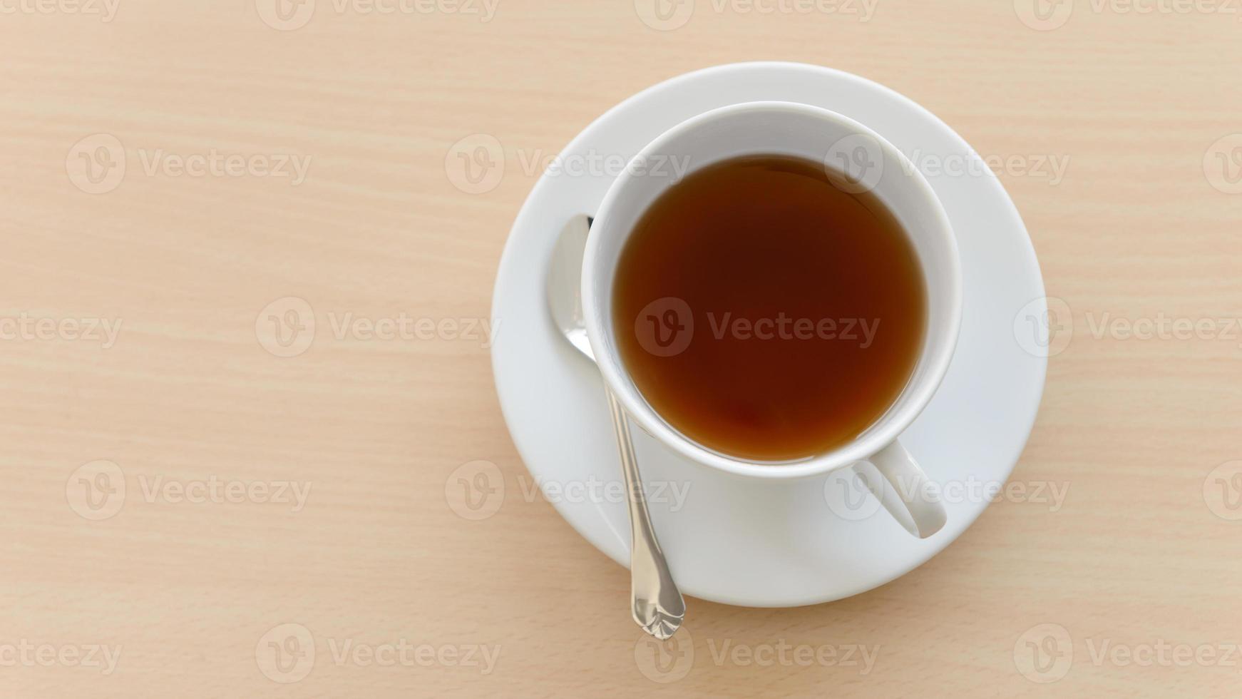 ovanifrån av en kopp varmt te på träbord foto