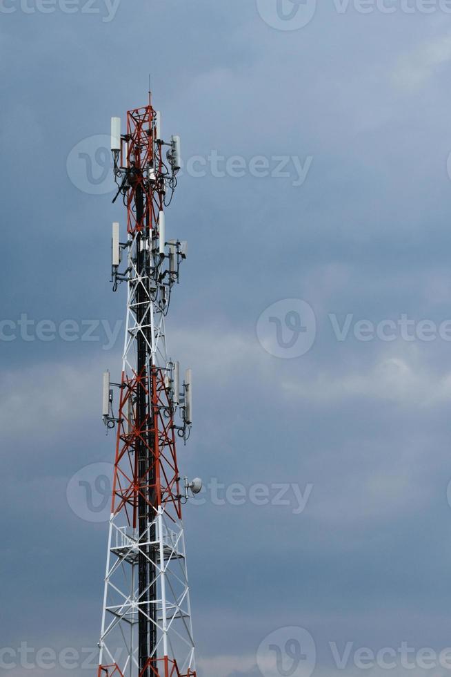 telekommunikationstorn av 4g och 5g cellulär. antennöverföringskommunikation. mobiltelefon signal basstation. foto