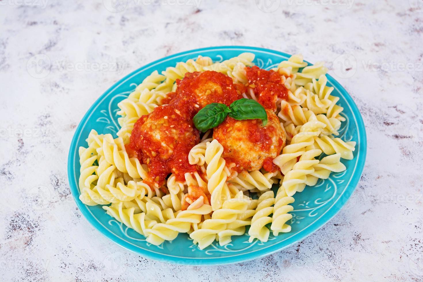 köttbullar med fusilli på vit bakgrund foto