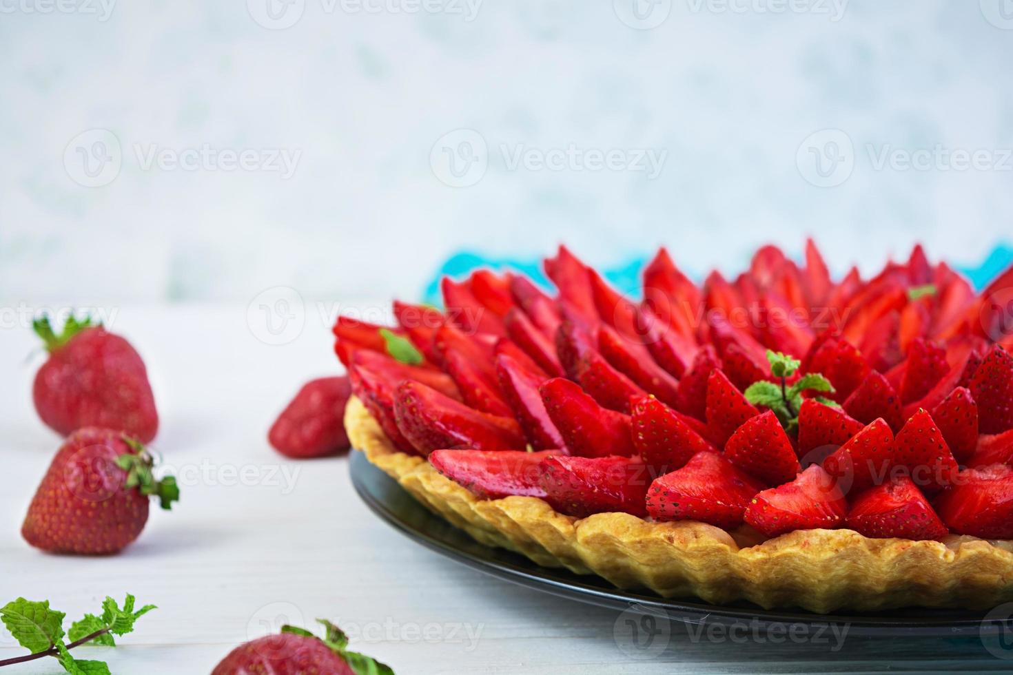 läcker tårta med jordgubbar på trä bakgrund foto