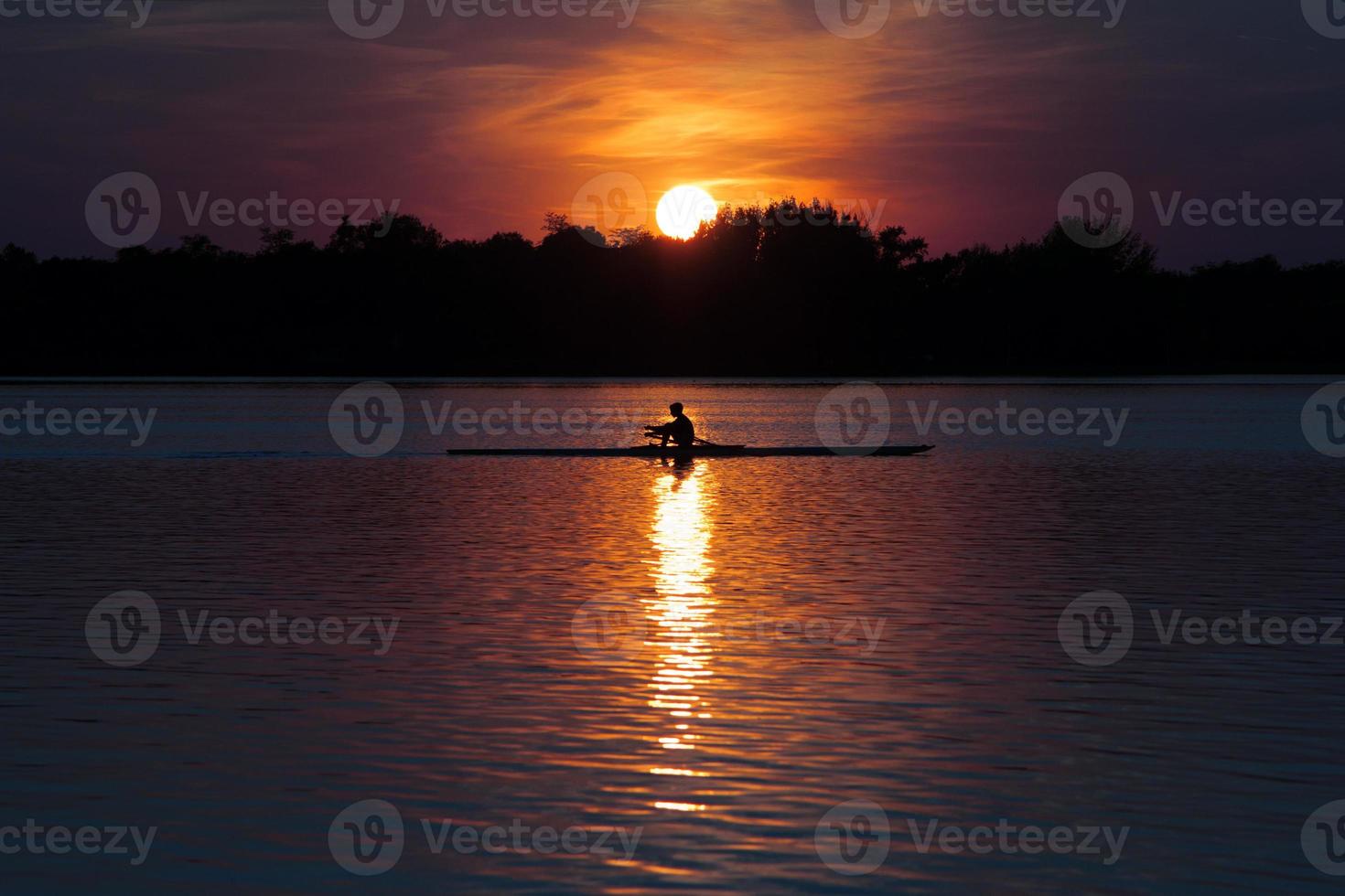 paddling vid sjön foto
