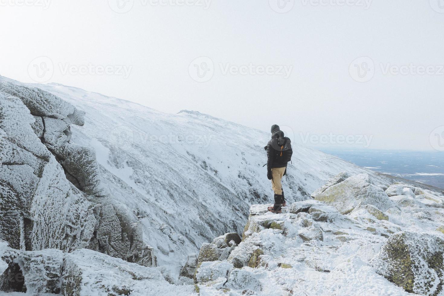 person på ett snöigt berg foto