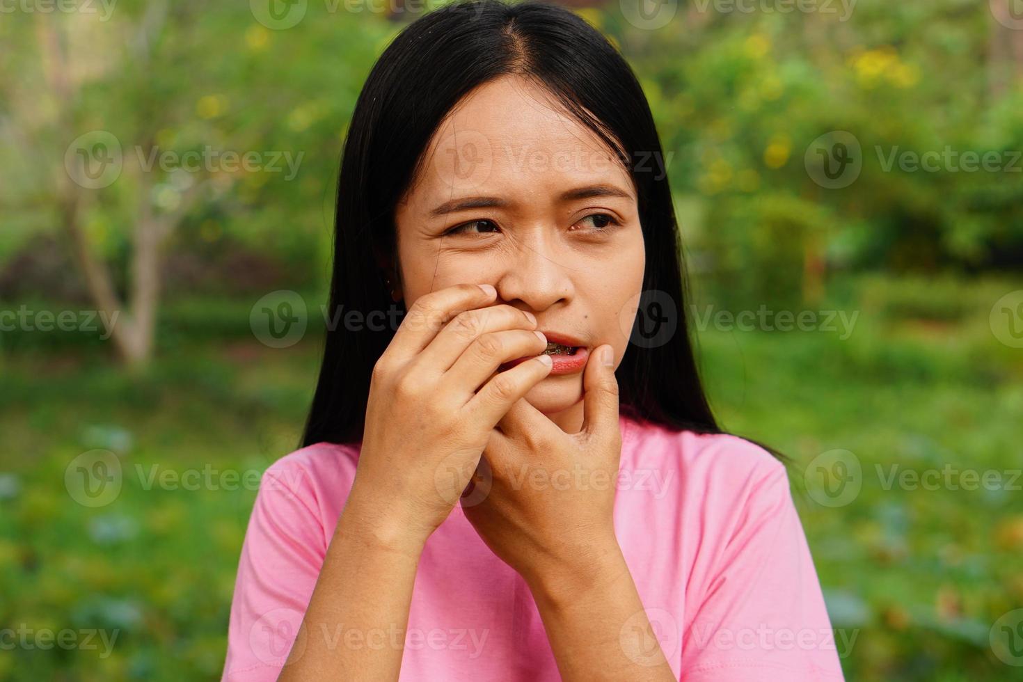 asiatisk kvinna har svår tandvärk. foto