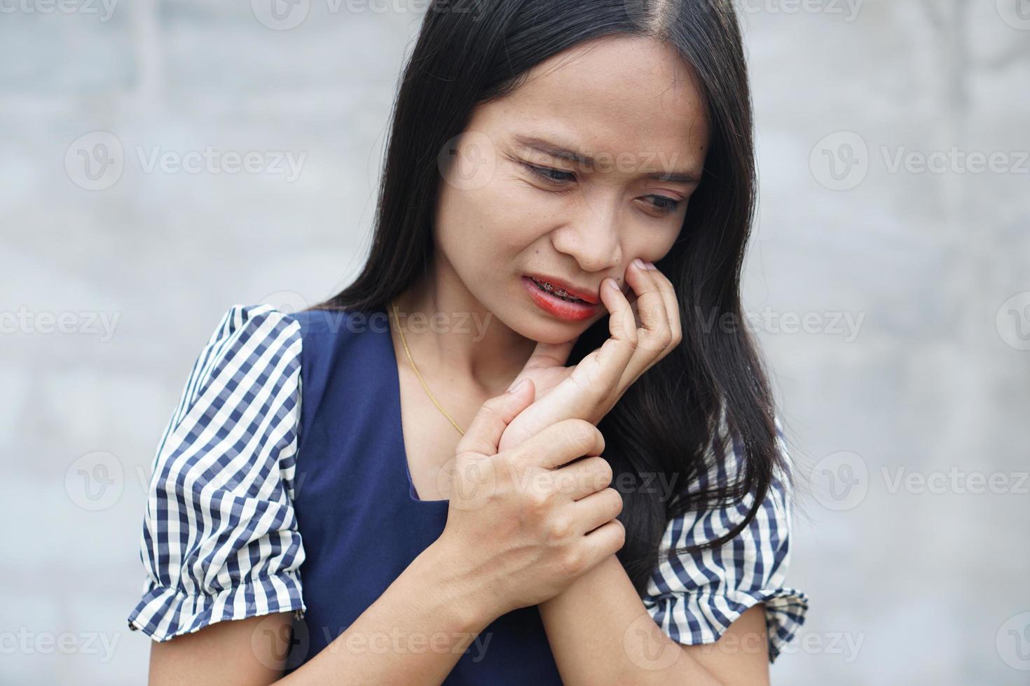 asiatiska kvinnor använder sina händer för att välja teknisk utrustning. foto