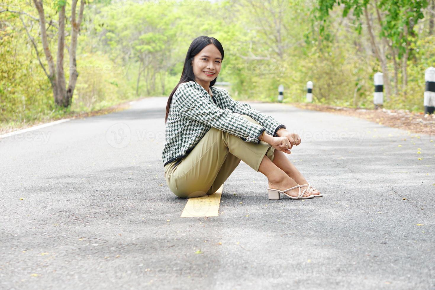 asiatisk kvinna turister ler glatt. foto