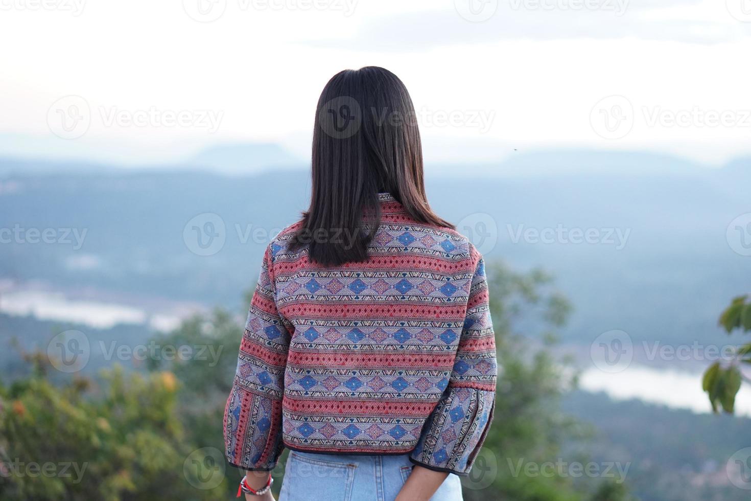 kvinnlig turist på berget tittar på naturen foto