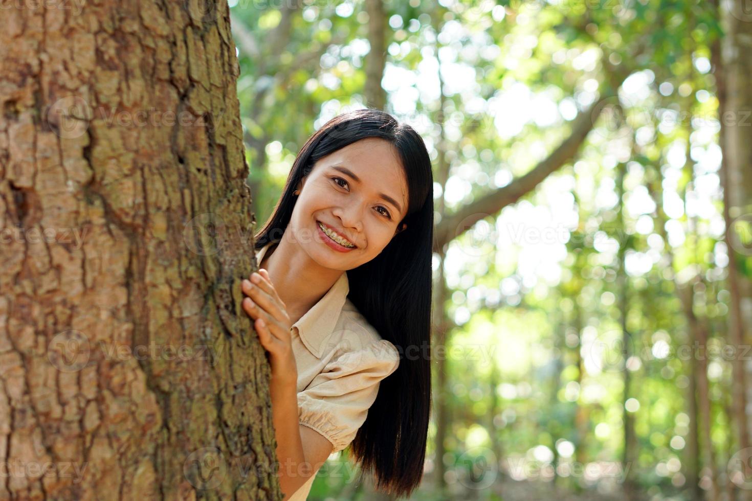 asiatiska kvinnor som kramar träd, begreppet kärlek till världen foto