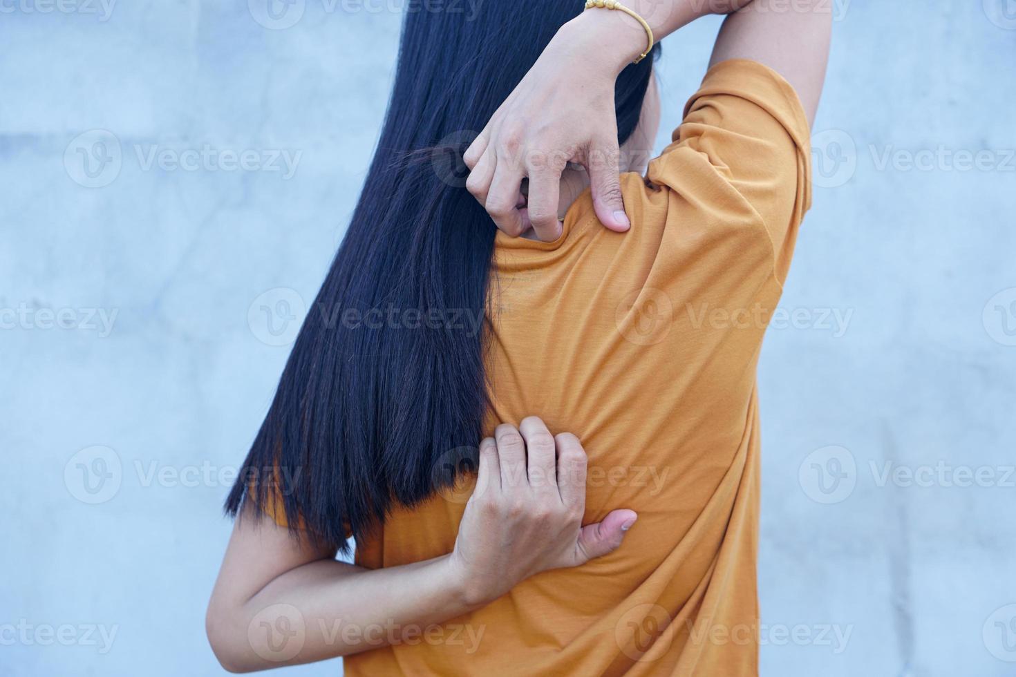 baksidan av vit kvinna ryggont och värk koncept, kliande asiatisk kvinna i ryggen foto