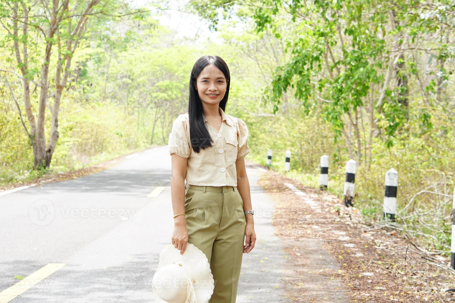 asiatisk kvinna turister ler glatt. foto