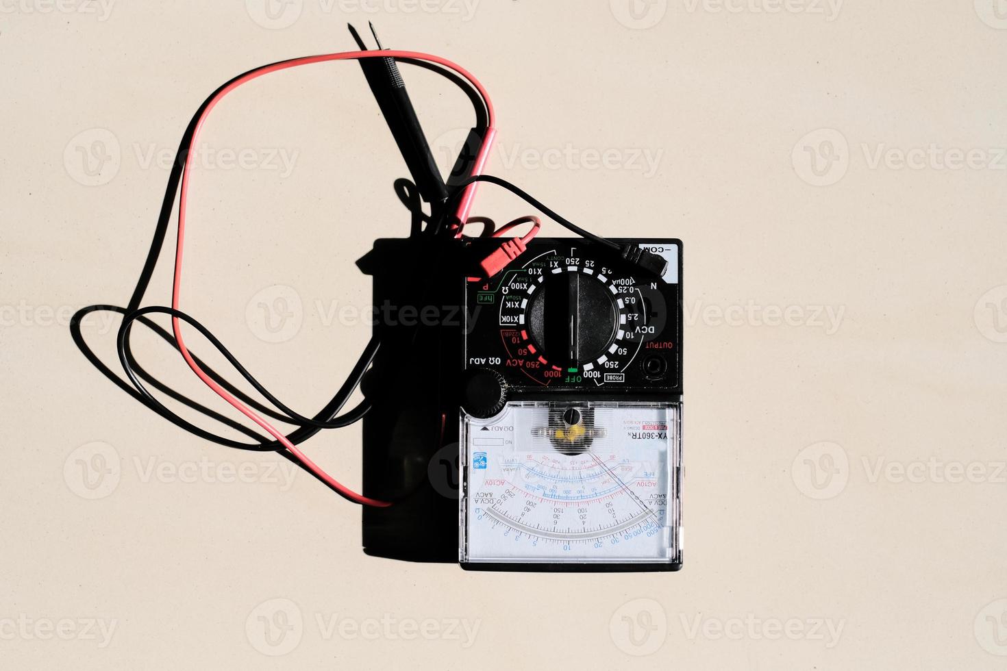 analog multimetermätutrustning för kontroll av strömspänningen vid strömbrytare och ledningssystem på huvudströmfördelningstavlor. foto