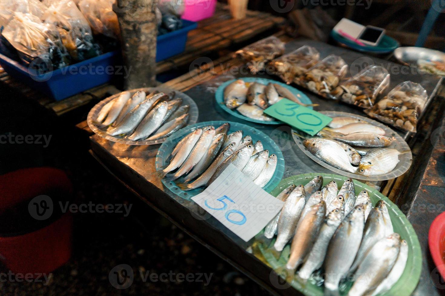 fiskmarknad i krabi, rå skaldjur på en marknad nära det tropiska havet foto