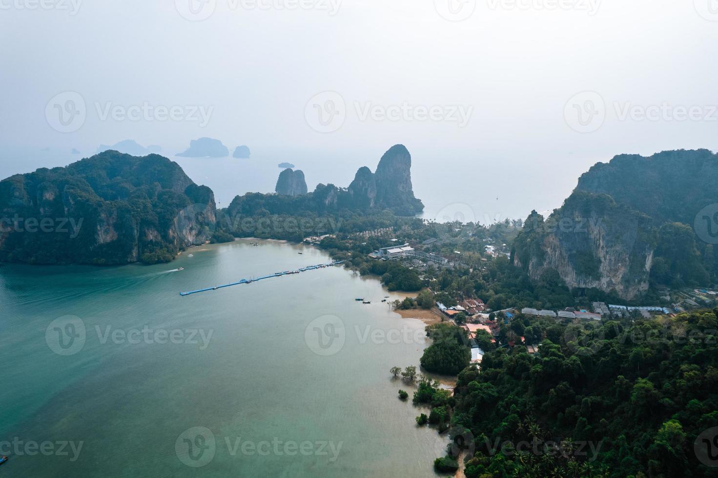 Flygfoto över railay beach i sommardag i krabi, thailand foto