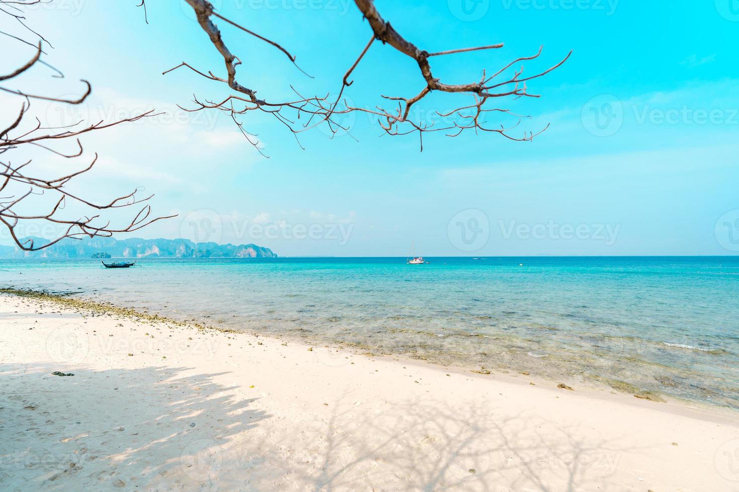 stranden på en tropisk ö på eftermiddagen foto