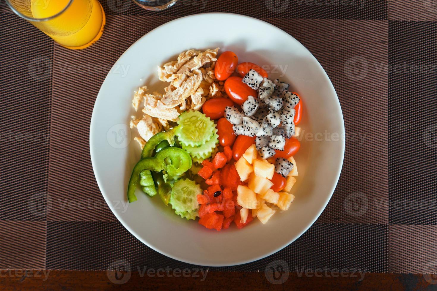 fruktsallad frukost och frukt på tallrik foto