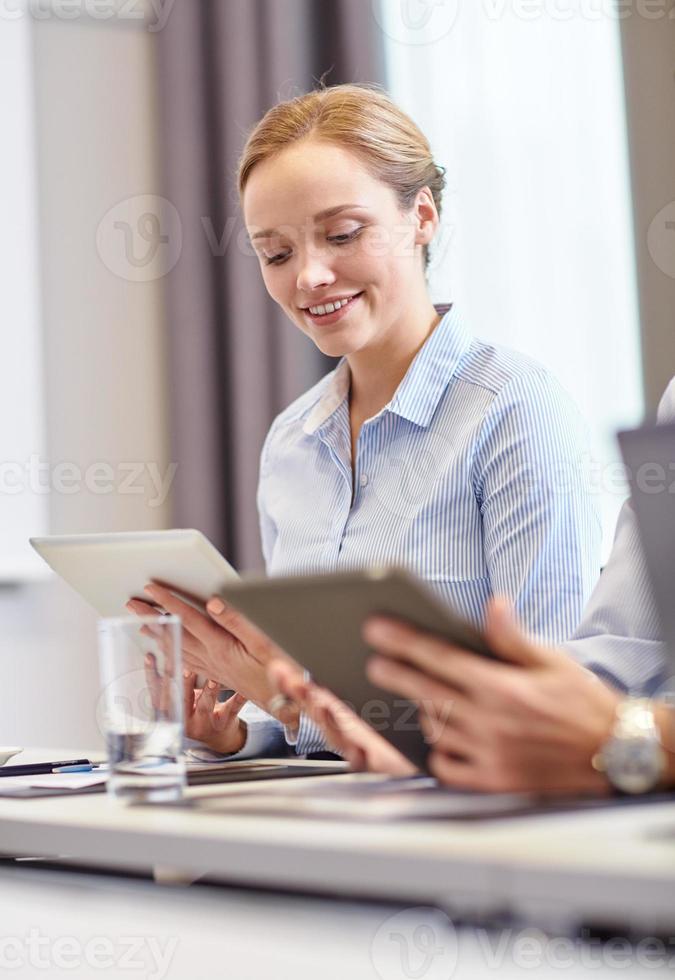 leende kvinna med tablet pc-dator foto