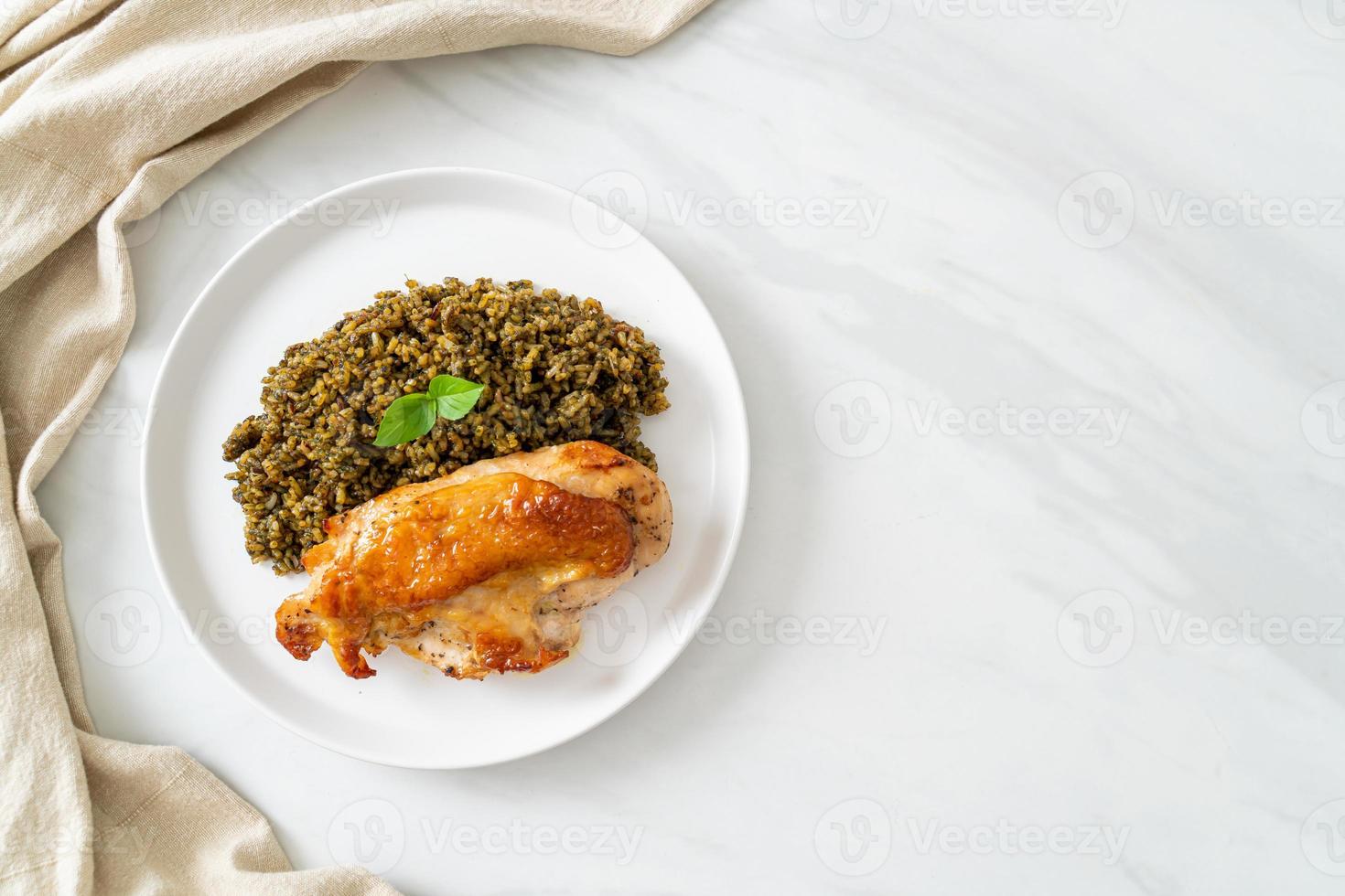 pesto stekt ris med grillad kyckling foto