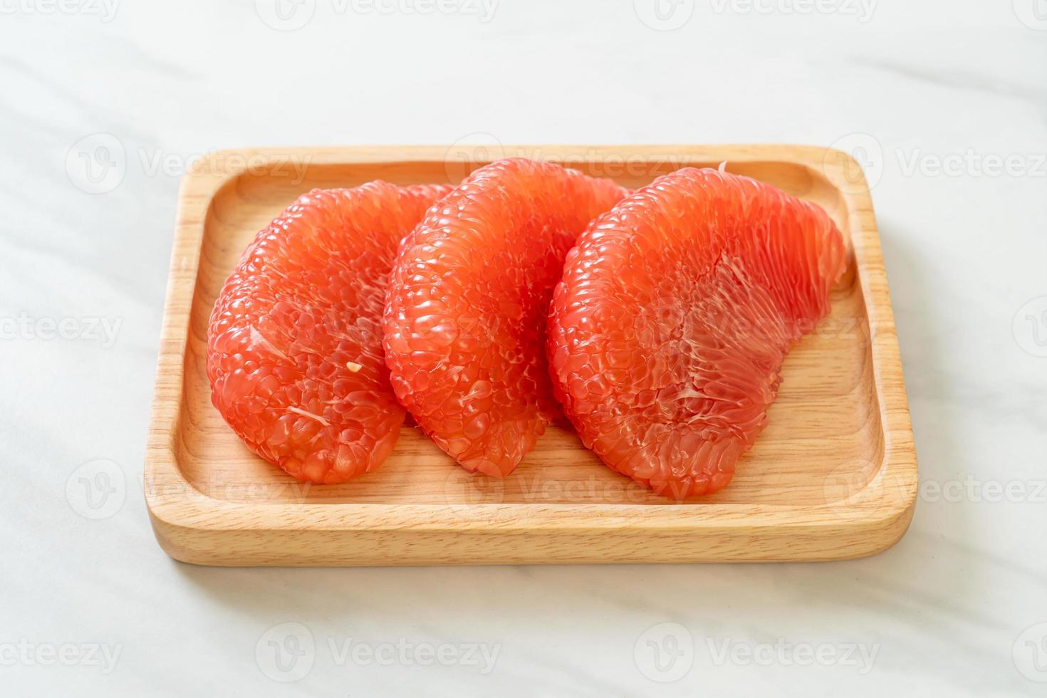 färsk röd pomelo frukt eller grapefrukt foto