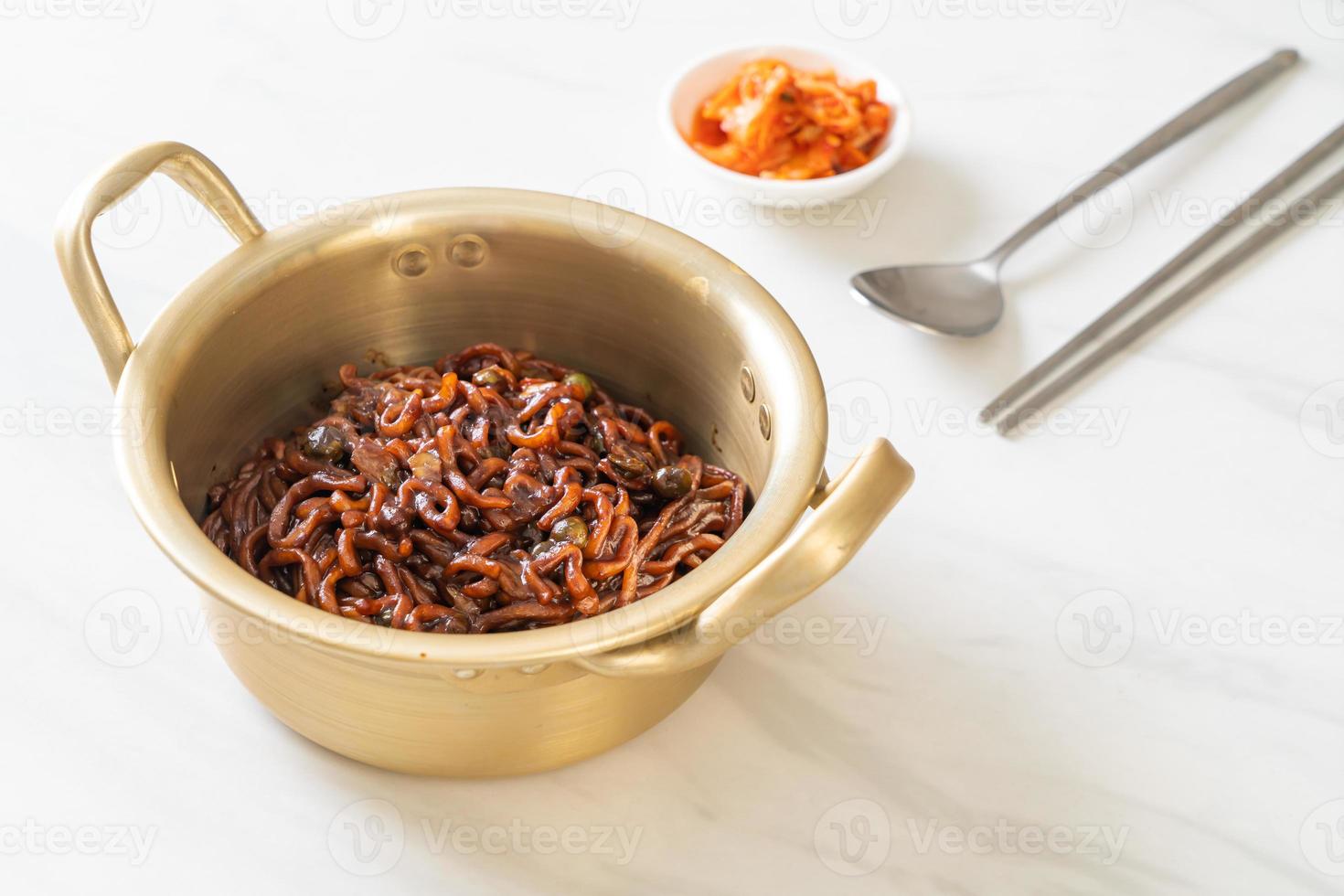 koreansk svart spagetti eller snabbnudel med rostad chajungsås foto