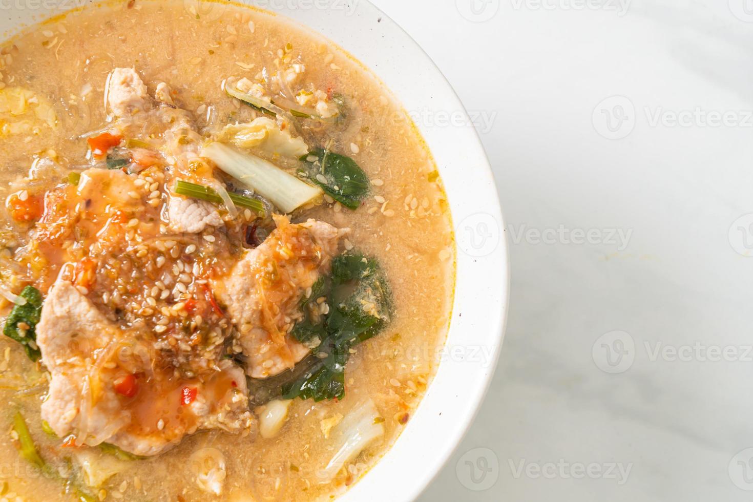 sukiyaki soppa med fläsk i thailändsk stil foto