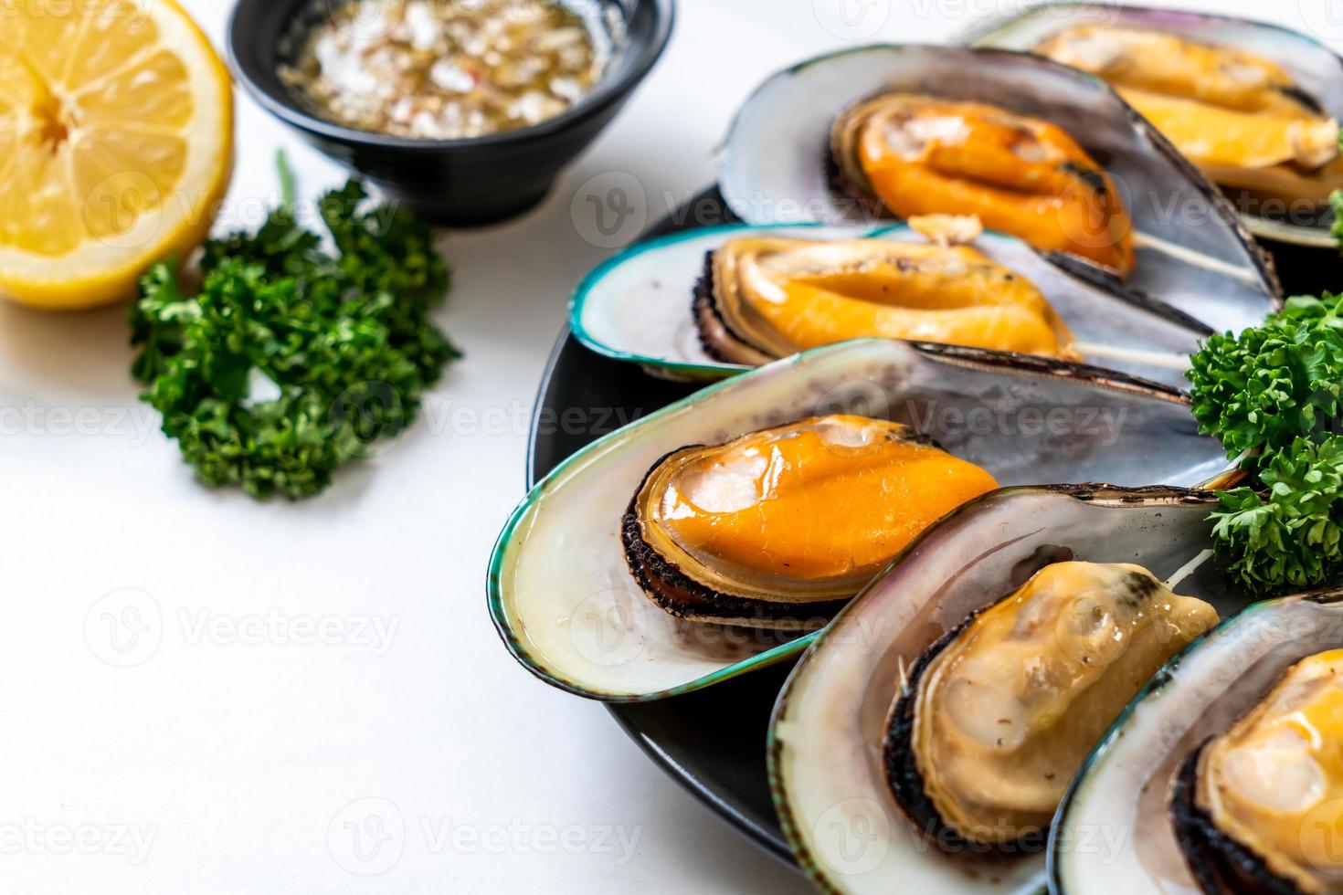 musslor med citron och persilja foto