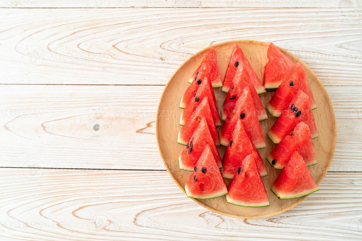 färsk vattenmelon skivad på plattan foto