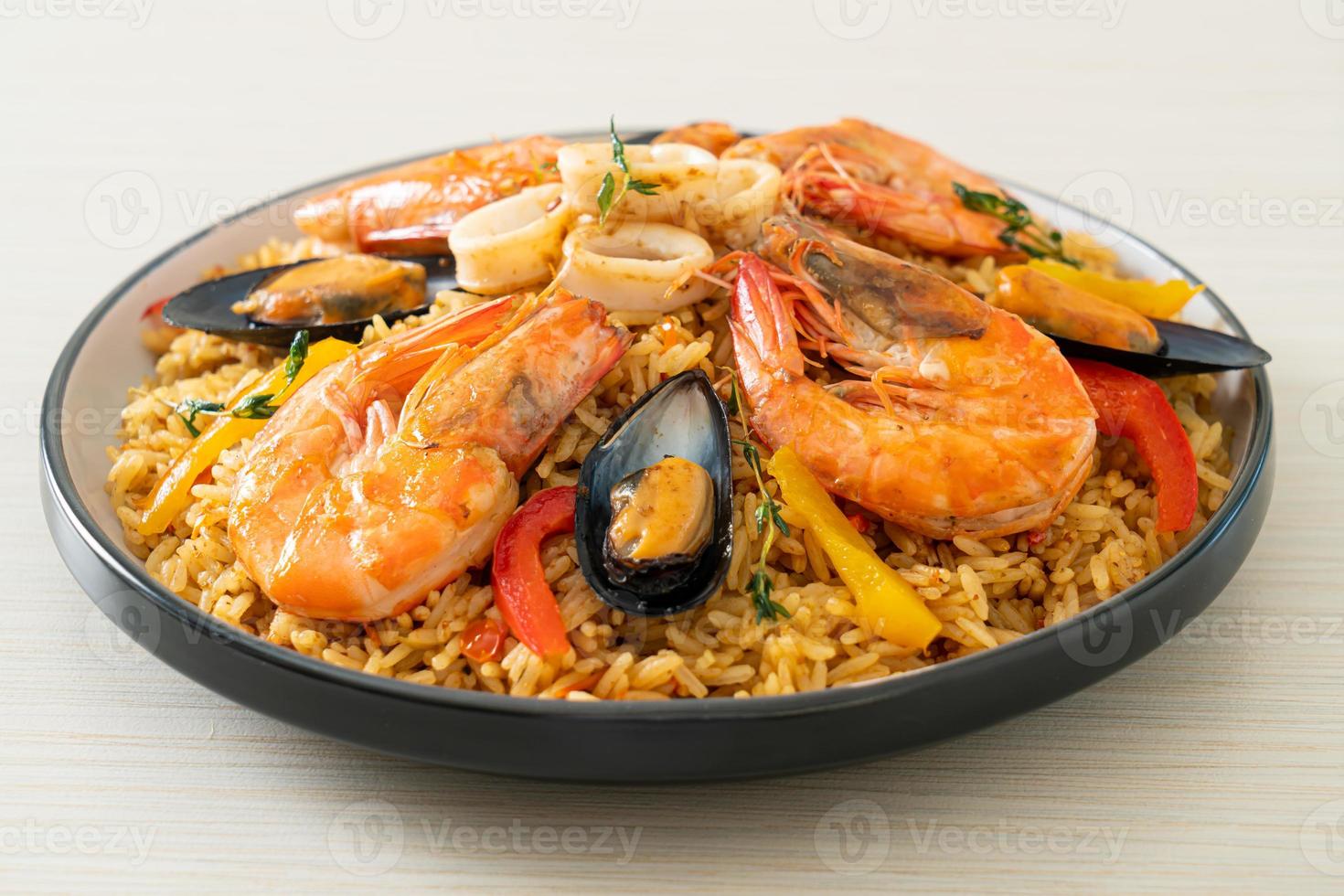 skaldjur paella med räkor, musslor, musslor på saffranris foto