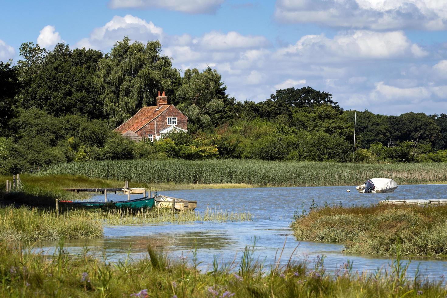 aldeburgh, suffolk, Storbritannien, 2016. hus i rött tegel vid floden alde foto