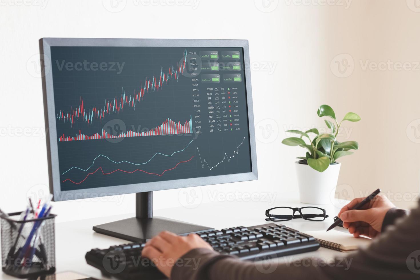 affärsmän arbetar med aktiemarknadsinvesteringar med bärbara datorer för att analysera handelsdata. stationär dator med börsdiagram på skärmen. finansiella aktiemarknaden. analysera data i kontorsbakgrund. foto