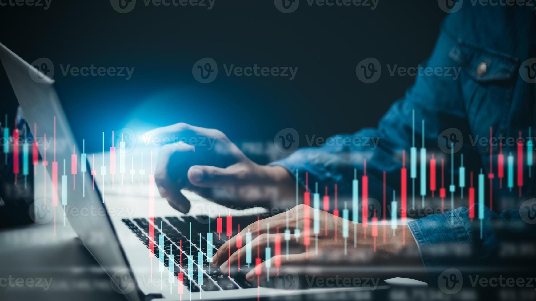 affärsman som arbetar på kontoret, tekniskt prisdiagram och röd och grön ljusstakediagramindikator och datorskärmbakgrund för aktiehandel, dubbelexponeringshandlare analyserar data. foto