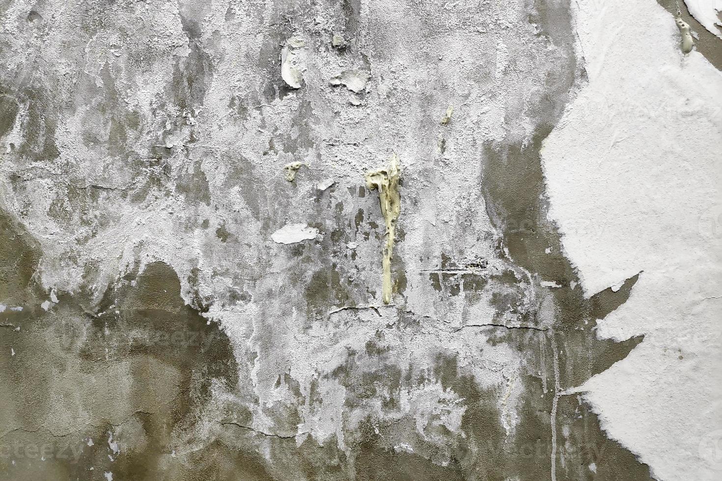 betongvägg med en trasig vit tapet foto