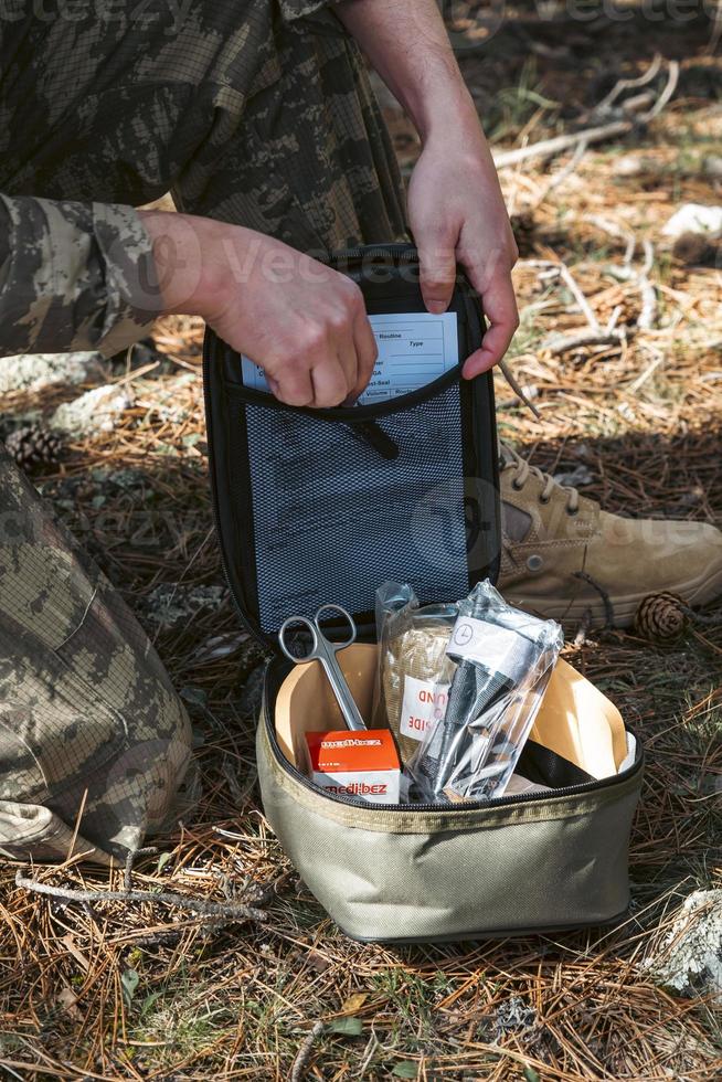 militär armé första hjälpen kit. kamouflerad soldatläkare. foto