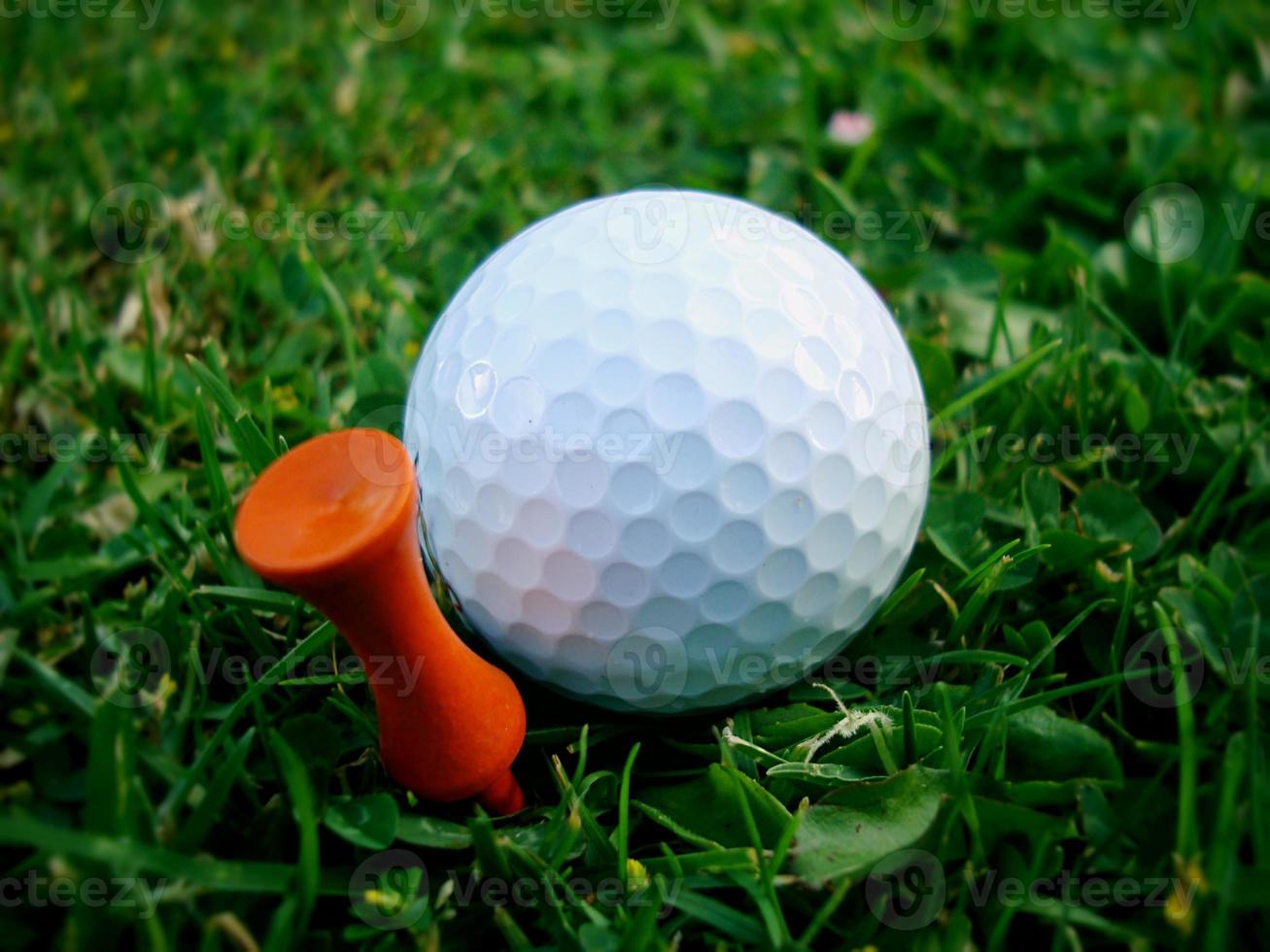 golfboll och orange tee foto