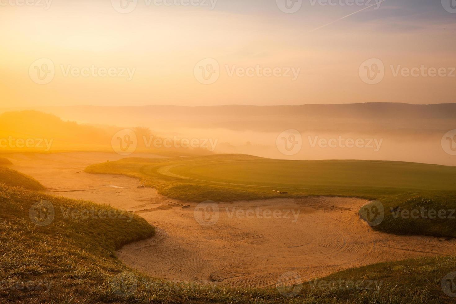 fantastisk utsikt på den vackra golfbanan foto