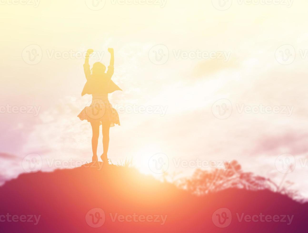 glad kvinna hoppar mot vacker solnedgång. frihet, njutning koncept. foto