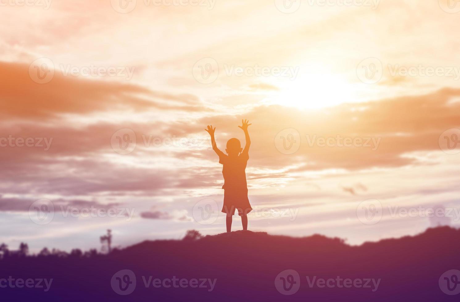 silhuett av glada barn och glad tid solnedgång foto