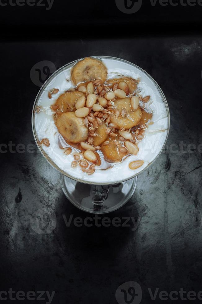 karamelliserade bananer med yoghurt, grodd, honung foto