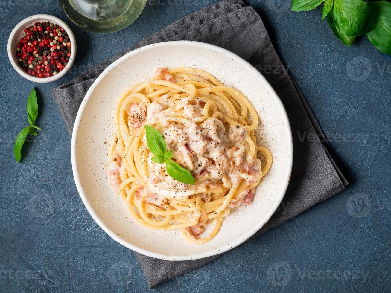 carbonara pasta. spagetti med pancetta, ägg, parmesanost foto