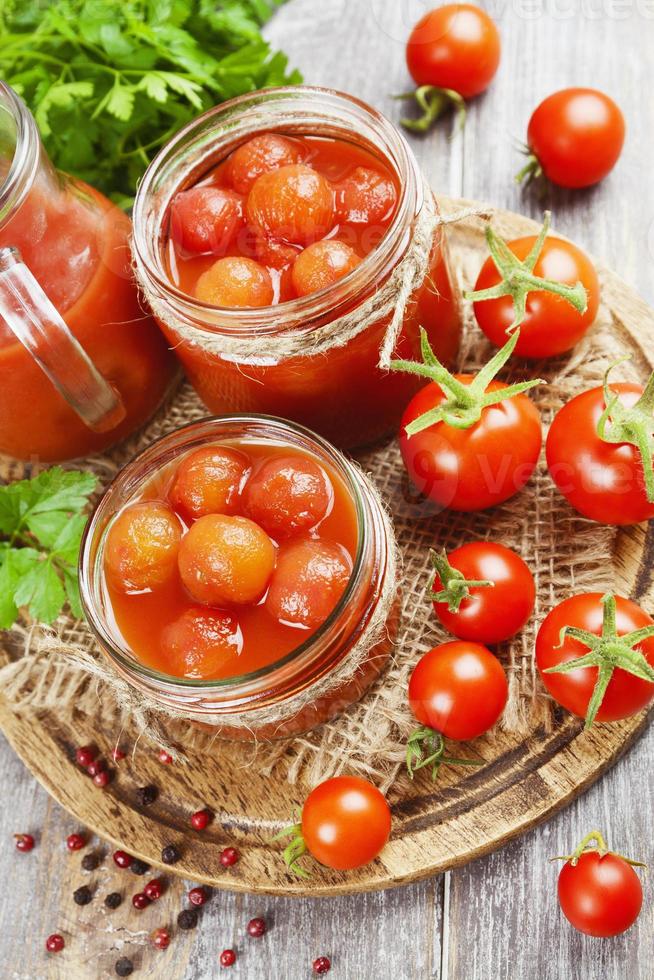 konserverade tomater i tomatsaft foto