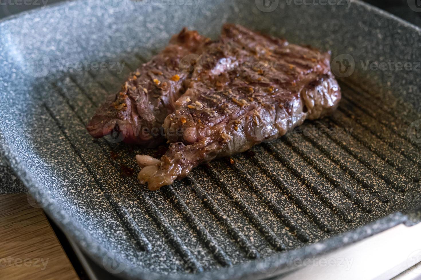 saftig nötköttstek matlagning på stekpanna på professionellt kök. prime steak stekning på grillen. utsökt, modernt kök. foto
